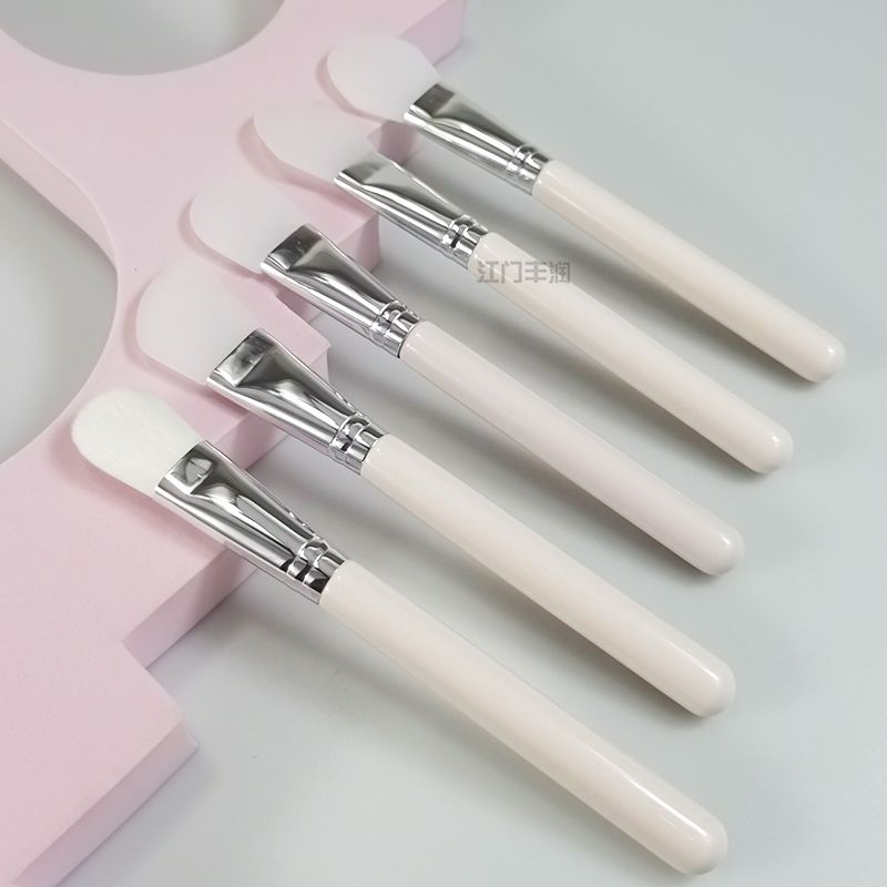 New makeup brushes with super soft nylon bristles, a complete beauty tool set