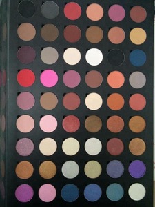 NEW Arrival!! Gorgeous Queen Eyeshadow Eyes Shadow with Cardboard Palette Private Label