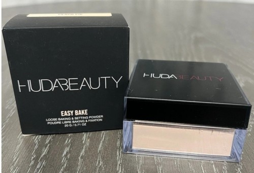 Huda Beauty Easy Bake Loose Baking & Setting Powder  20 g / 0.71 oz