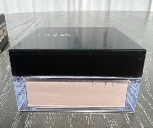 Huda Beauty Easy Bake Loose Baking & Setting Powder  20 g / 0.71 oz