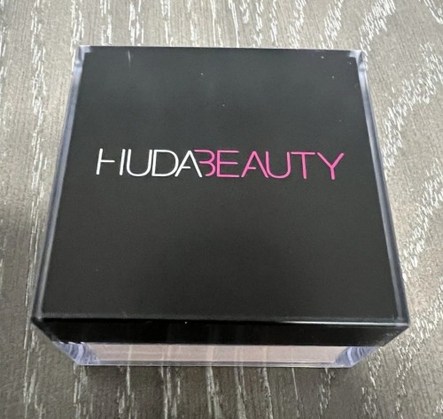 Huda Beauty Easy Bake Loose Baking & Setting Powder  20 g / 0.71 oz