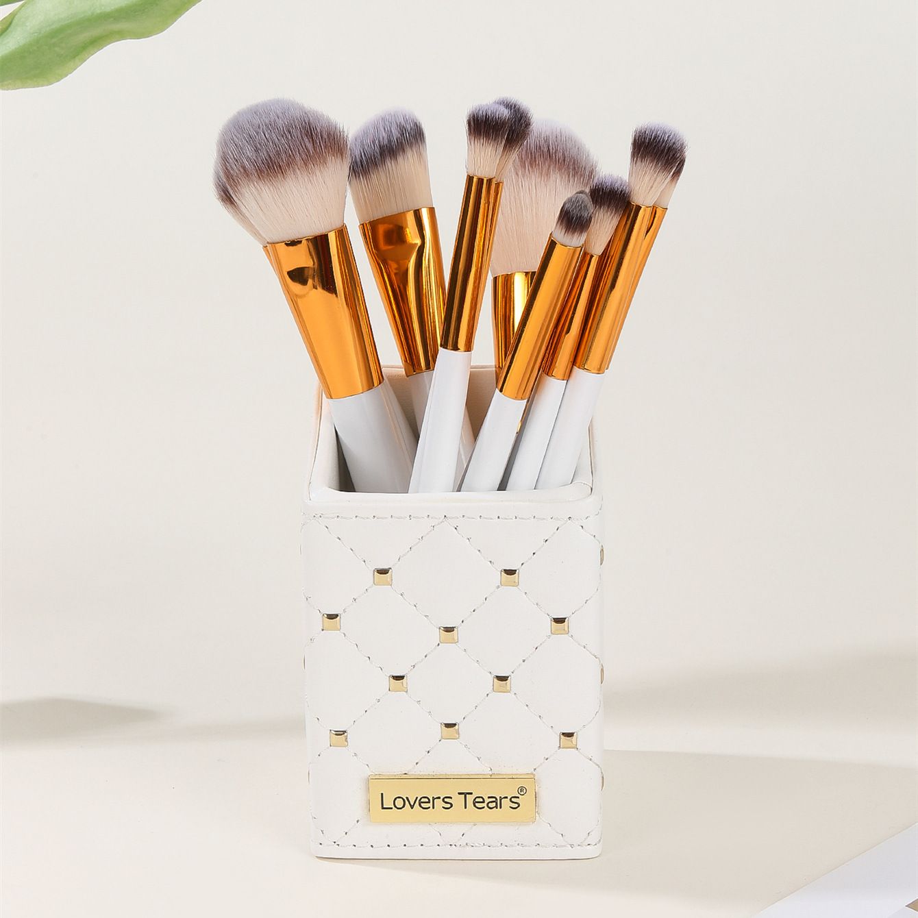 12-barrel makeup brush set for loose powder, blush, eyeshadow, contouring and foundation, a beauty tool
