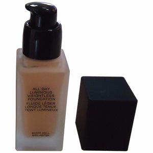 Six Colours All Day Luminous Weightless Foundation