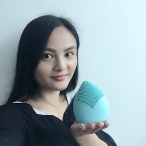 Wholesale Beauty Supply Distributors Hand Held Vibrator Motor Electric Facial Brush Silicone