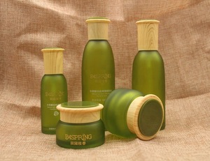 green glass bottle with wood cap environmental protection new skin care product cosmetics packaging