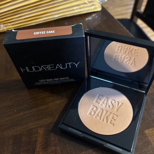 Huda Beauty Easy Bake And Snatch Pressed Brightening Setting Powder Coffee Cake