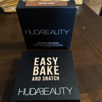 Huda Beauty Easy Bake And Snatch Pressed Brightening Setting Powder Coffee Cake