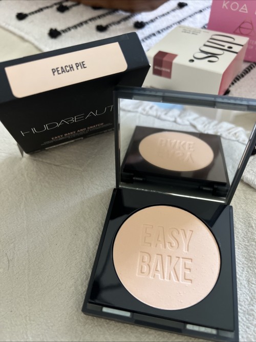 Huda Beauty Easy Bake And Snatch Pressed Brightening Setting Powder Coffee Cake