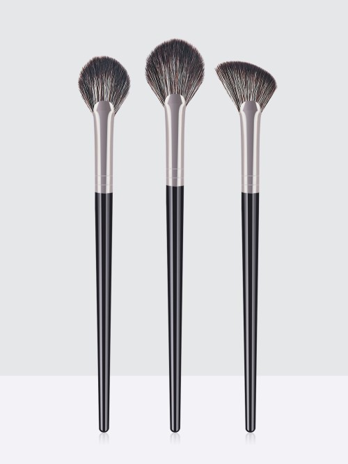 Small Precision Fan Makeup Brush for Highlight & Detail – Soft Synthetic Bristles