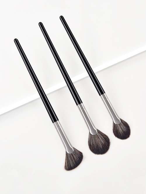 Small Precision Fan Makeup Brush for Highlight & Detail – Soft Synthetic Bristles