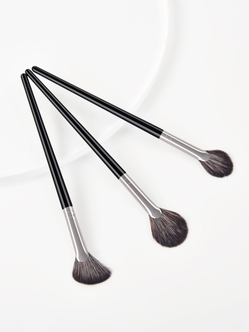 Small Precision Fan Makeup Brush for Highlight & Detail – Soft Synthetic Bristles