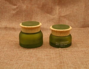 green glass bottle with wood cap environmental protection new skin care product cosmetics packaging