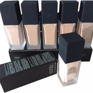 Six Colours All Day Luminous Weightless Foundation