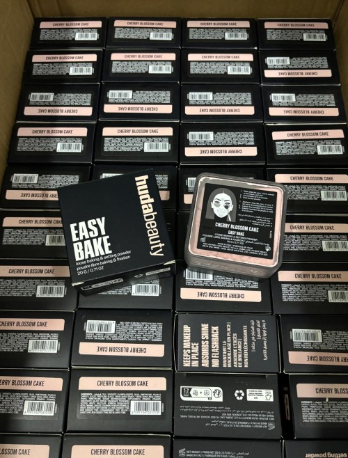 Huda beauty Easy Bake powder