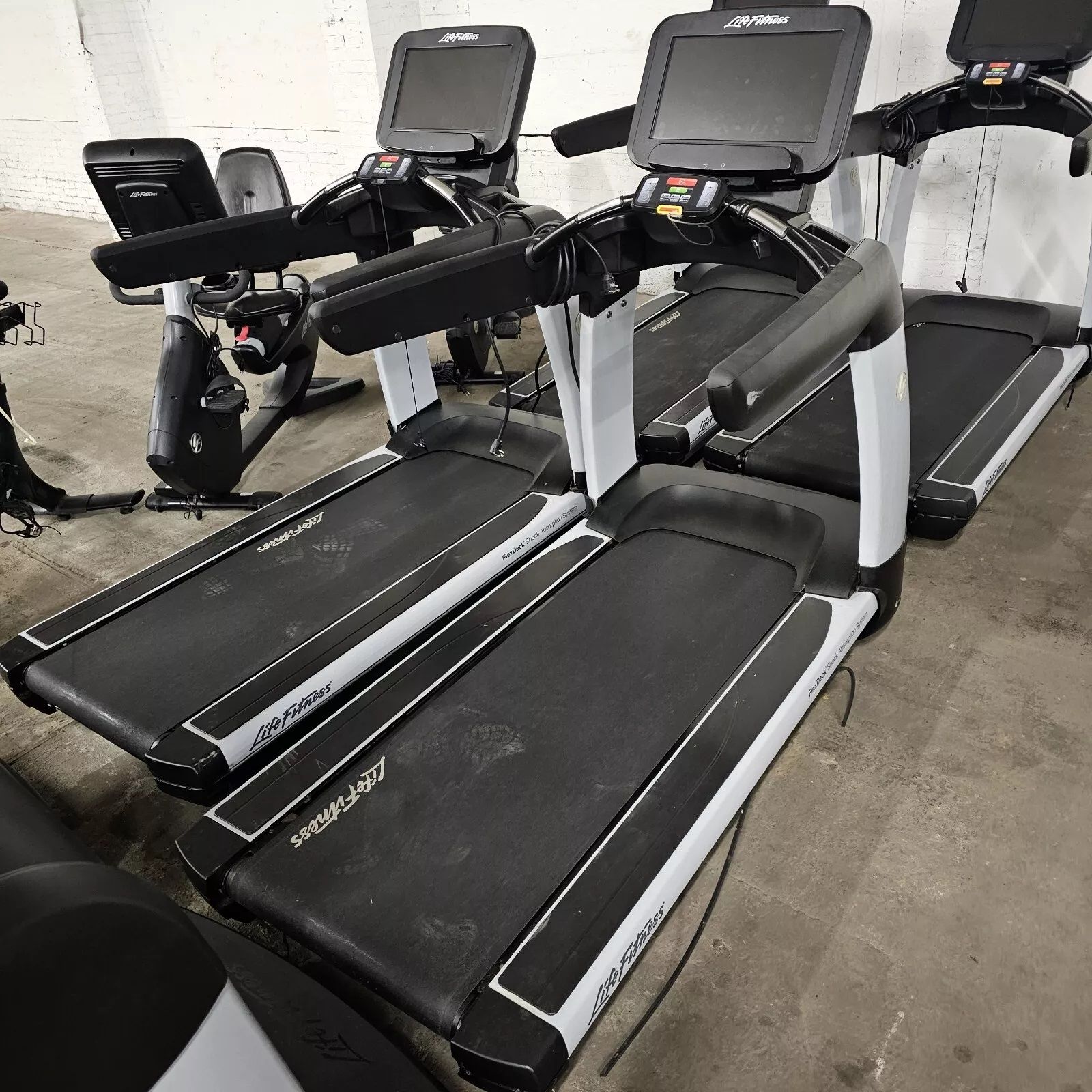 Life Fitness 95T Platinum Club Series Treadmill w/ SE3 Console