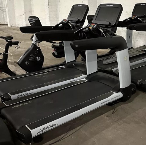 Life Fitness 95T Platinum Club Series Treadmill w/ SE3 Console