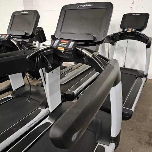 Life Fitness 95T Platinum Club Series Treadmill w/ SE3 Console