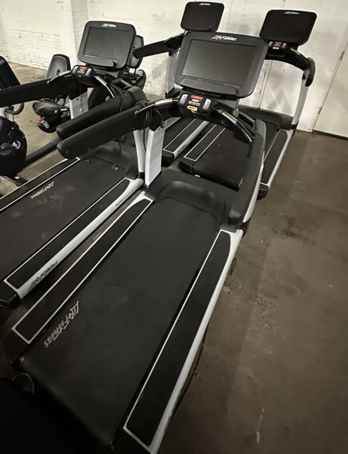 Life Fitness 95T Platinum Club Series Treadmill w/ SE3 Console