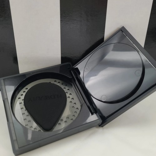 Huda Beauty Easy Bake And Snatch Pressed Brightening Powder