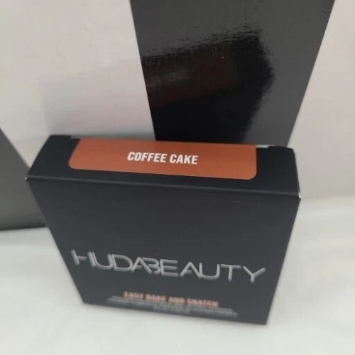 Huda Beauty Easy Bake And Snatch Pressed Brightening Powder