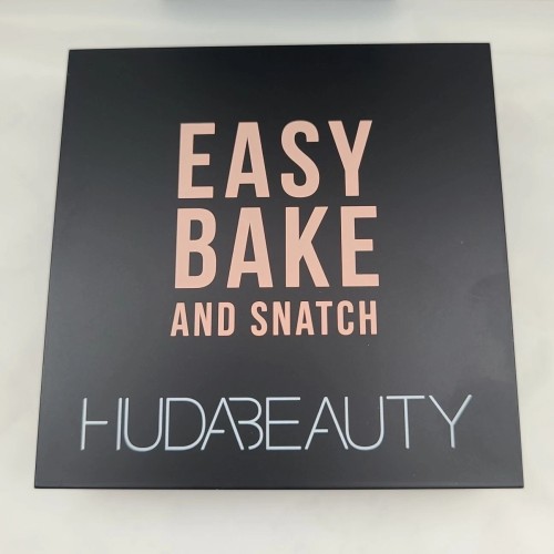 Huda Beauty Easy Bake And Snatch Pressed Brightening Powder
