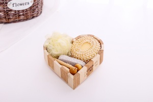 Luxury and lovely health personal care natural  wooden heart box  bath gift set