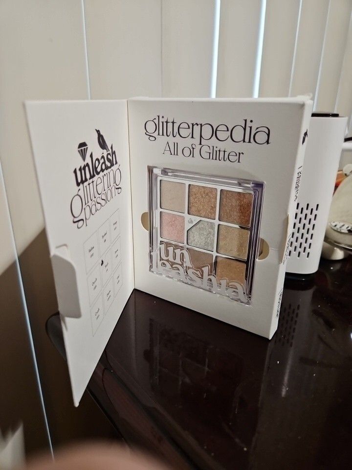 UNLEASHIA Glitterpedia No. 7 All of Peach Ade Eyeshadow Palette