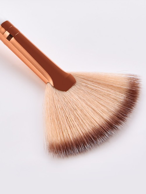 Luxury Fan Makeup Brush with Soft Synthetic Bristles – Rose Gold Ferrule Highlighter & Contour Brush