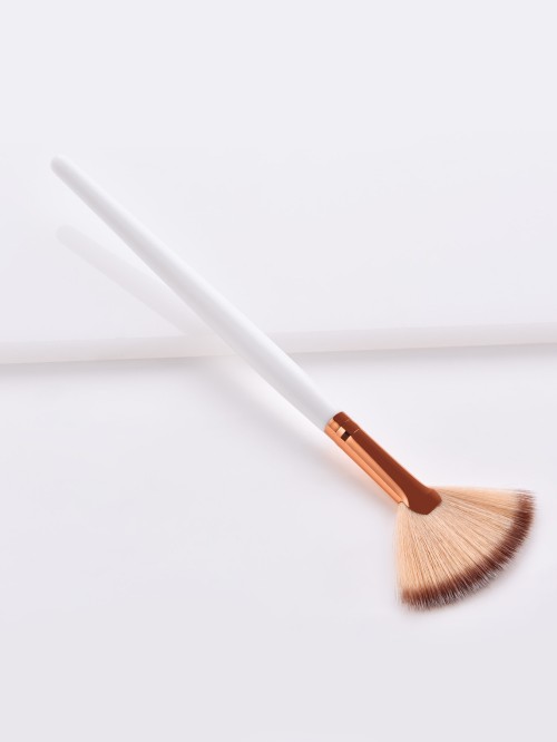 Luxury Fan Makeup Brush with Soft Synthetic Bristles – Rose Gold Ferrule Highlighter & Contour Brush