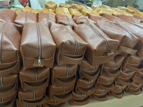 Wholesale customized retro makeup bags, large capacity genuine leather grooming bags, portable toilet bags