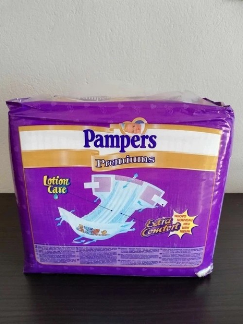 Vintage Pampers Premiums full pack with 32 diapers 4-9kg