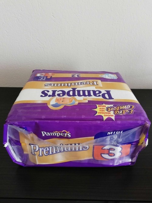 Vintage Pampers Premiums full pack with 32 diapers 4-9kg