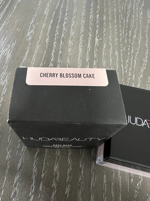 Huda Beauty: The Easy Bake Loose Baking & Setting Powder