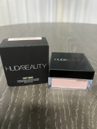 Huda Beauty: The Easy Bake Loose Baking & Setting Powder