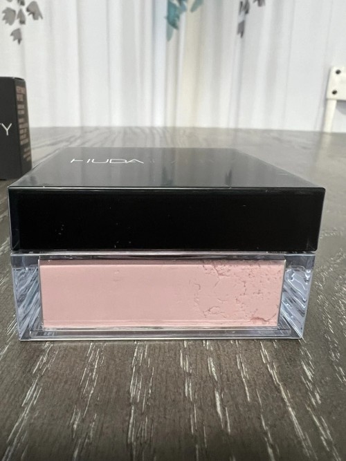 Huda Beauty: The Easy Bake Loose Baking & Setting Powder