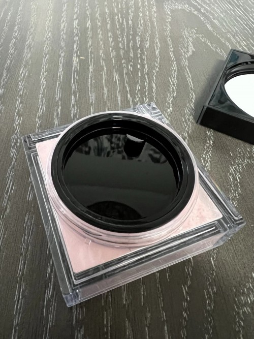 Huda Beauty: The Easy Bake Loose Baking & Setting Powder